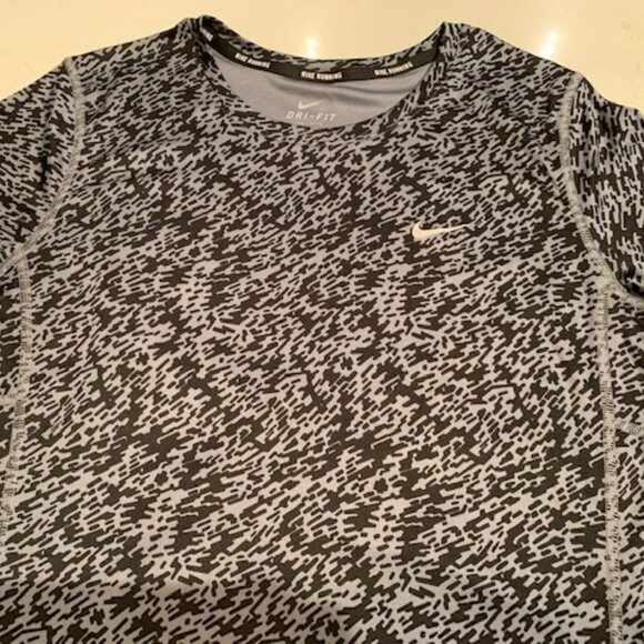 Nike Running Dri-Fit Athletic Short Sleeve Crew Neck Print Top Black + Grey Sz M - Picture 2 of 6